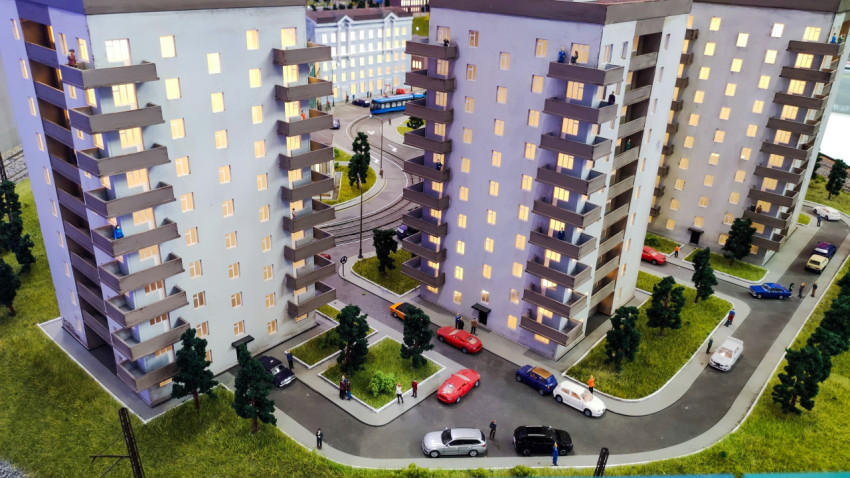 Макет городского двора и высотных жилых зданий с транспортной инфраструктурой