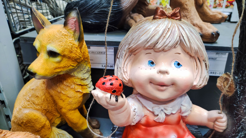 Фигурка девочки с божьей коровкой и декоративная лиса