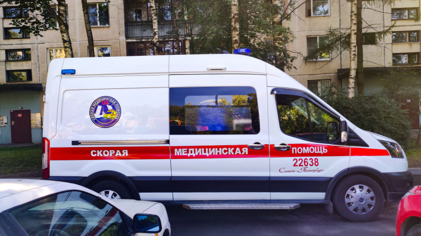 Автомобиль скорой медицинской помощи с маркировкой «Санкт-Петербург» припаркован у жилого дома