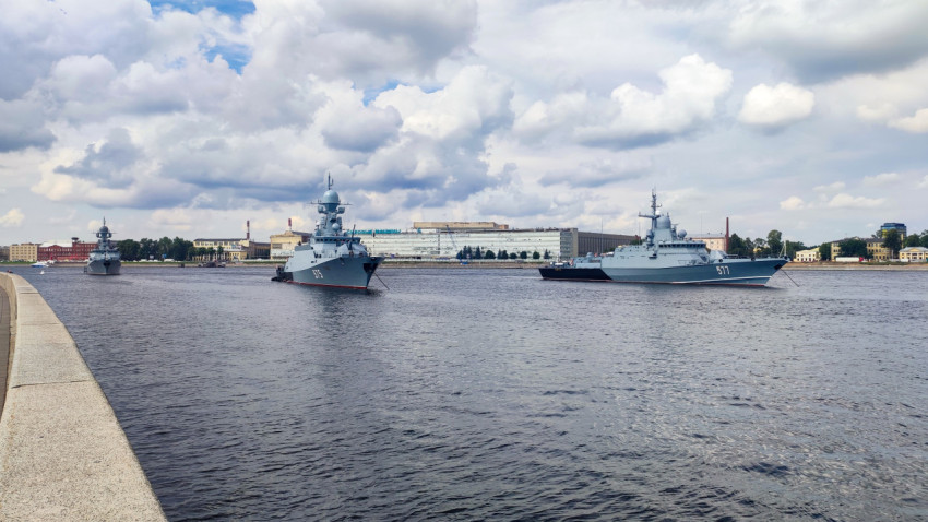 Военные корабли у гранитной набережной на фоне здания с вывеской «Силовые машины»