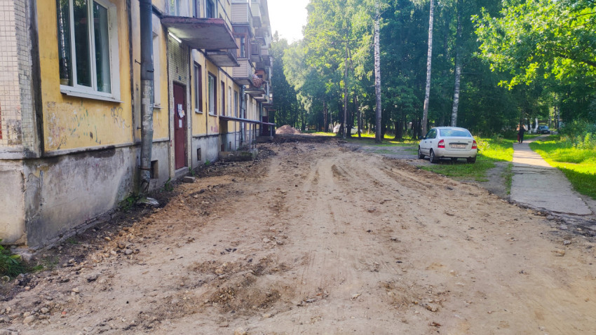 Ремонт дворовой дороги у подъезда жилого дома с временным грунтовым покрытием и зелёной зоной