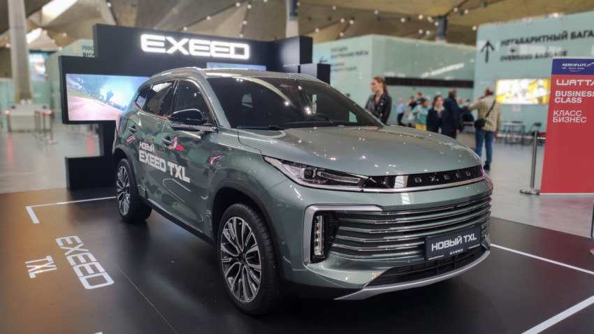Кроссовер EXEED TXL на подиуме в терминальном зале