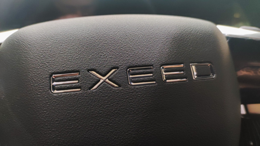 Логотип EXEED на рулевом колесе
