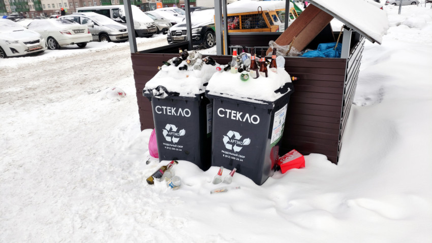 Два мусорных контейнера для стекла в снегу