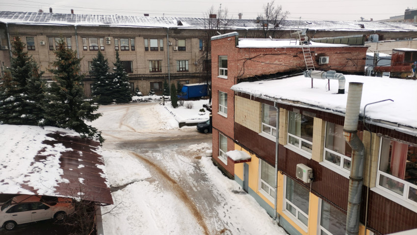 Заснеженная улица в промышленном квартале