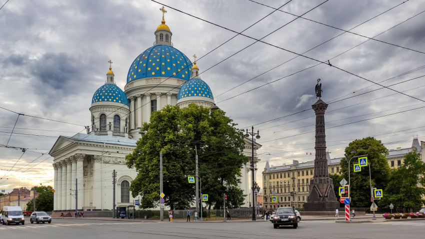 Троице-Измайловский собор в Санкт-Петербурге под облаками