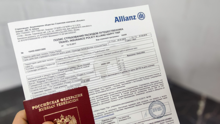 Крупный план полиса Allianz и российского заграничного паспорта