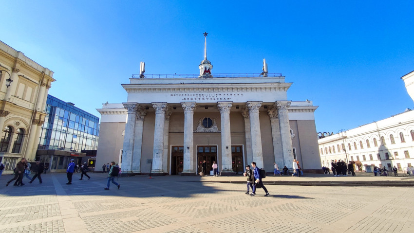 Площадь перед вестибюлем станции метро «Комсомольская»