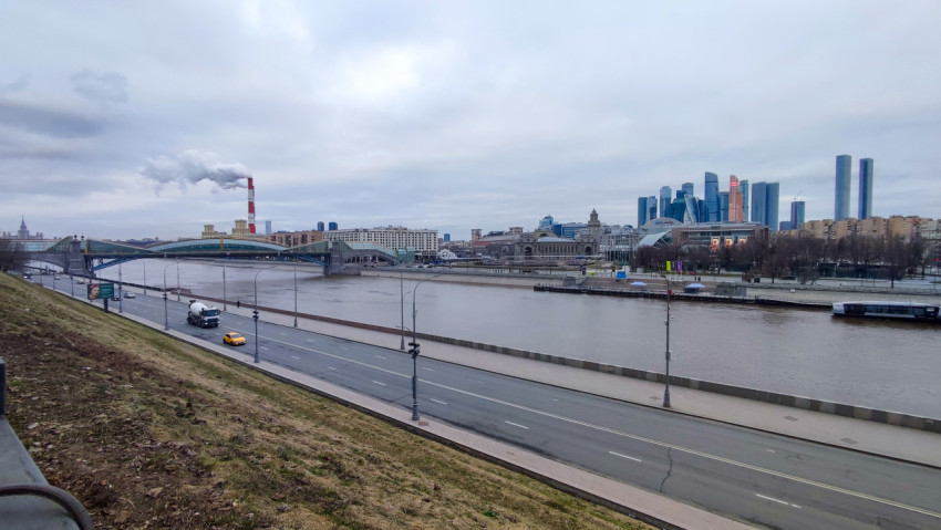 Вид на реку с мостом вдалеке