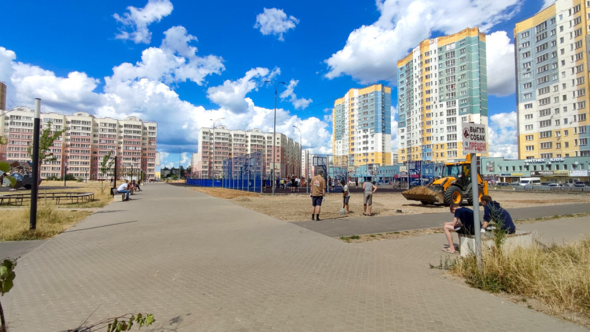 Укладка щебня во дворе многоквартирного дома