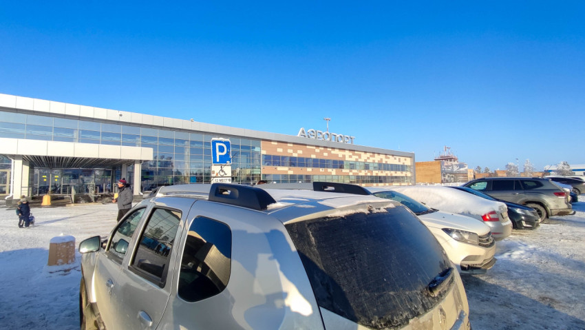 Аэропорт Нижнекамска и парковка в зимний день