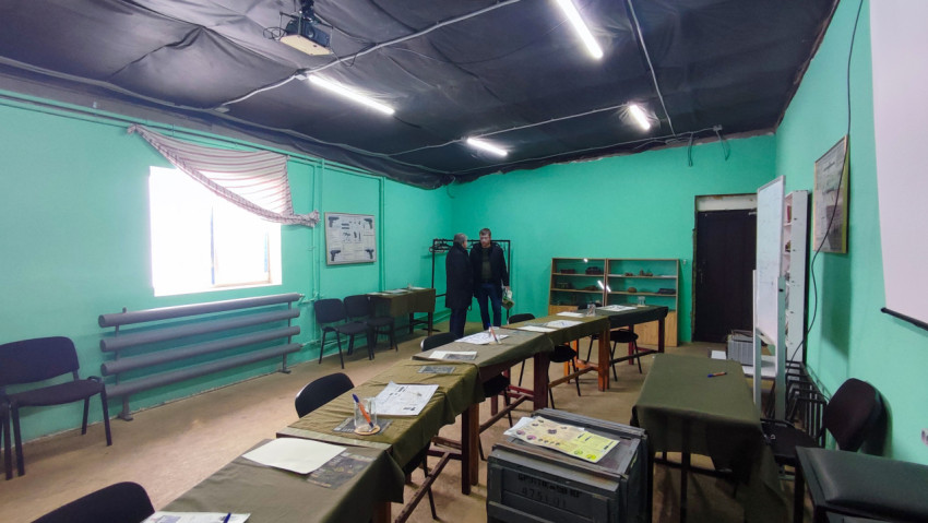 Интерьер класса по тактической подготовке с расстановкой столов