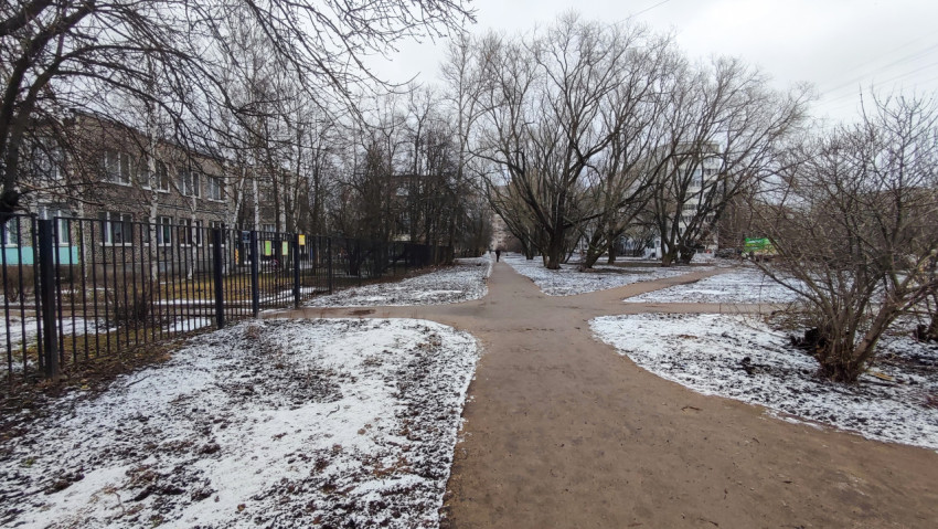 Перекрёсток тропинок на заснеженной дворовой территории