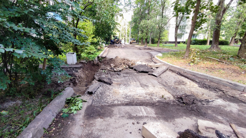 Демонтаж асфальта во дворе жилого дома