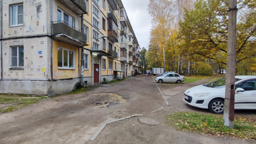 Подъезд панельного дома с номером 214 и осенним двором