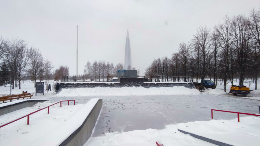 Скейтпарк с видом на Лахта Центр в зимний период