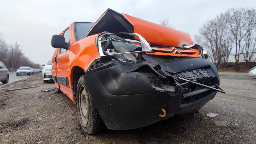Передняя часть автомобиля Citroën после сильного столкновения