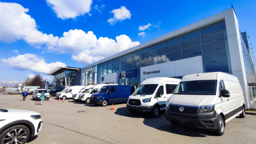 Линейка фургонов Volkswagen и Ford у автосалона Классика
