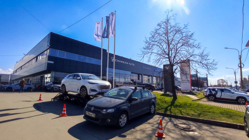 Здание автосалона Changan Auto с демонстрационной площадкой