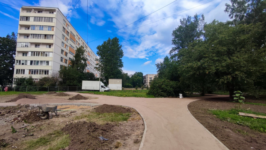 Перекрёсток новых пешеходных дорожек в жилом квартале на этапе благоустройства