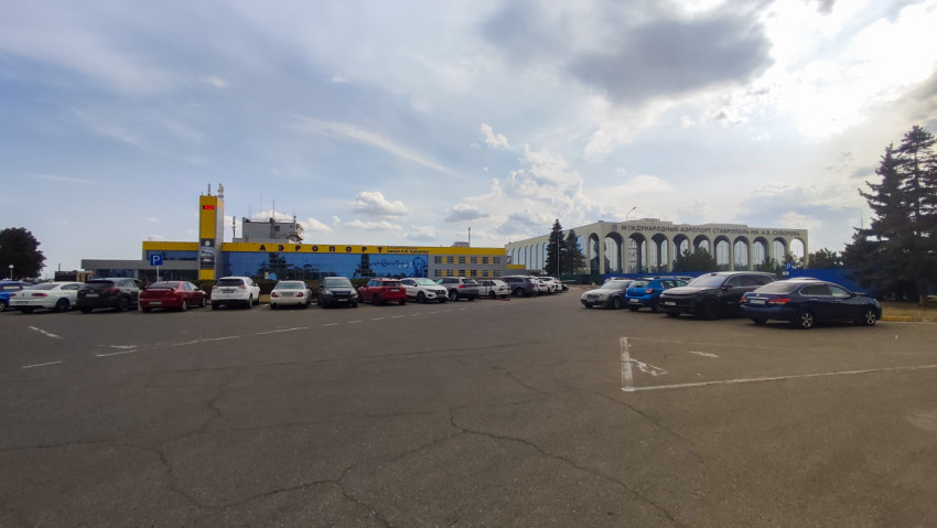 Фасад международного аэропорта Ставрополь с парковкой и вывеской