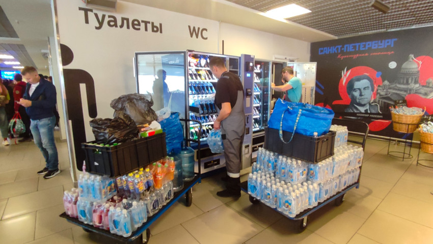 Тележки для багажа и указатели в зоне терминала