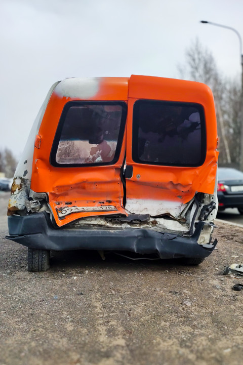 Поврежденный зад автомобиля после дорожно-транспортного происшествия